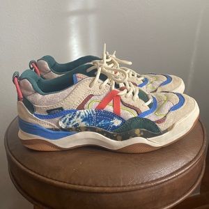 Vans ultracush. Women’s size 7. Gently used. Great condition.